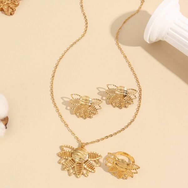 Xinjiang Electroplated Gold Jewelry Set, Flower Texture Necklace, Wedding Accessories Versatile Set