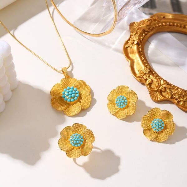 Cross-Border Retro Pearl Flower Sand Gold Necklace Set, Baroque Light Luxury Earrings