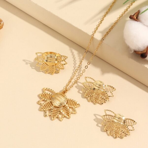 Xinjiang Electroplated Gold Jewelry Set, Flower Texture Necklace, Wedding Accessories Versatile Set