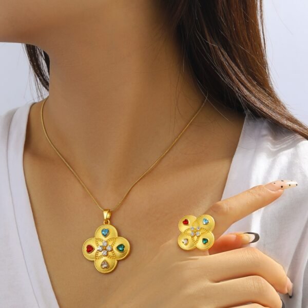 European and American Sand Gold Flower Necklace, Diamond Color Four-Leaf Clover Set with Earrings