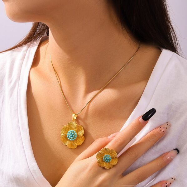 Cross-Border Retro Pearl Flower Sand Gold Necklace Set, Baroque Light Luxury Earrings