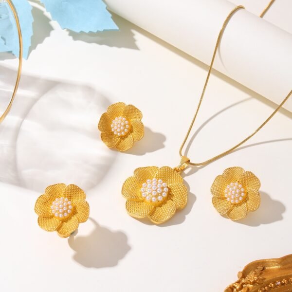 Cross-Border Retro Pearl Flower Sand Gold Necklace Set, Baroque Light Luxury Earrings