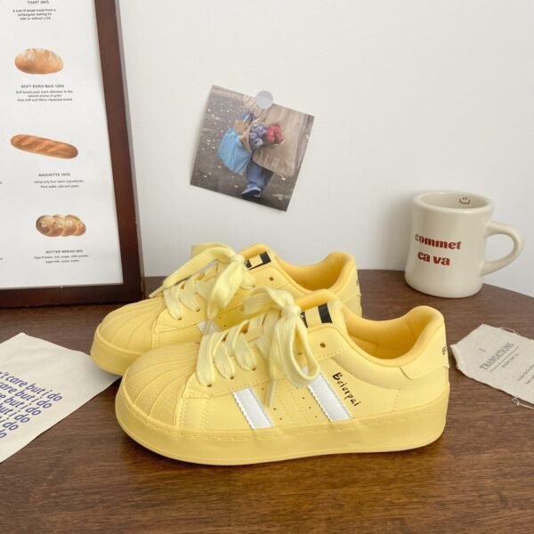 Small white shoes women 2025 spring new explosions niche shoes shell head board shoes students Joker casual sneaker