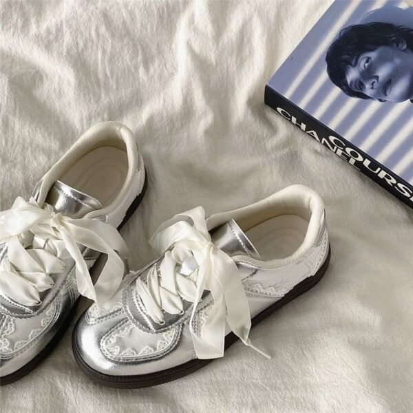2025 Spring and Autumn New Silver Moral Training Shoes Retro Casual Sports Shoes Easiest for Match Flat Lace Edge White Shoes