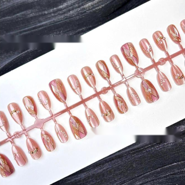 Short Almond Gilt Cat Eye Nude Pink Wearable Nails - Elegant Quilted Manicure Patch