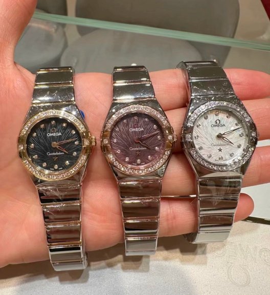 Crystal-Bezel Integrated Bracelet Watch